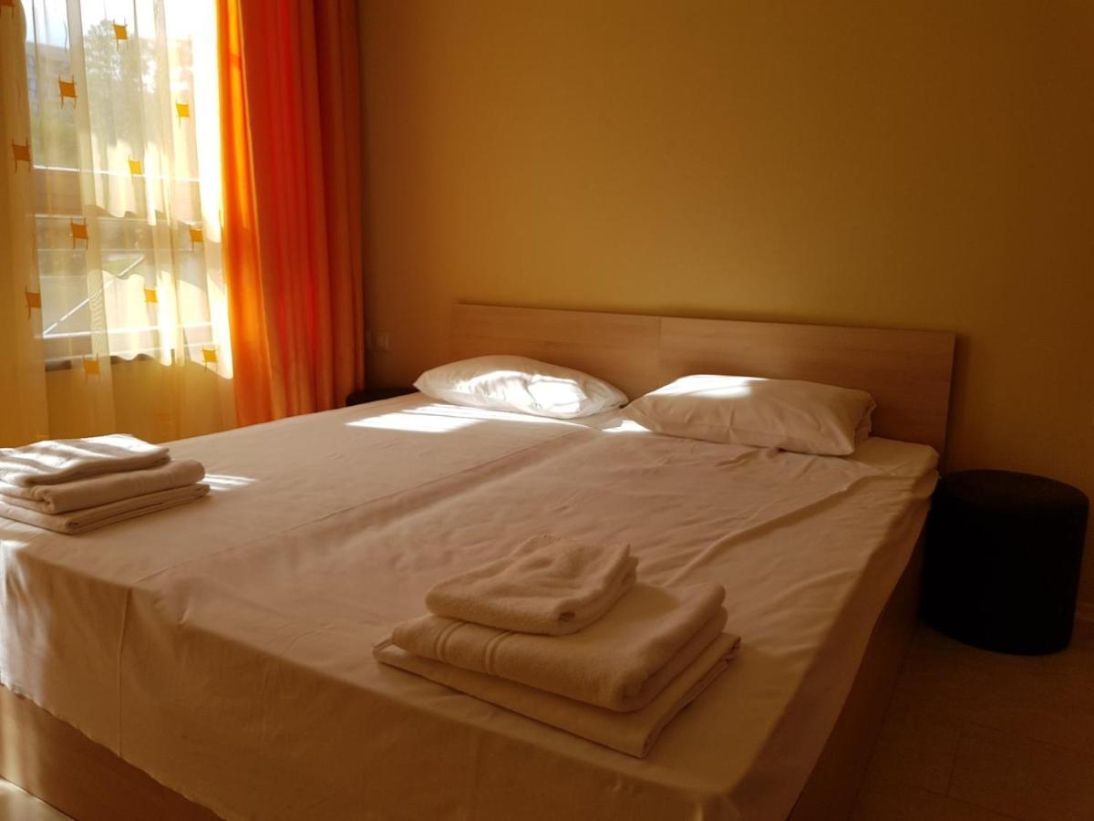 Golden Sands Rentals Apartments Екстер'єр фото